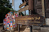 Chiang Mai - The Wat Phan Tao temple, direction signs to the Wihan. 